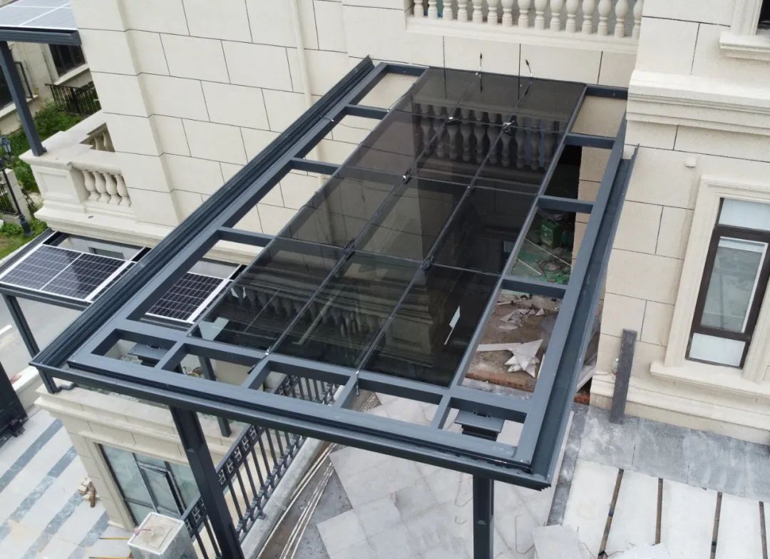 谍照曝光！！！BB贝博艾弗森集团光电建材新品组件运抵华中仓储中心，，金融建站/渠道招商模式有望越发多元