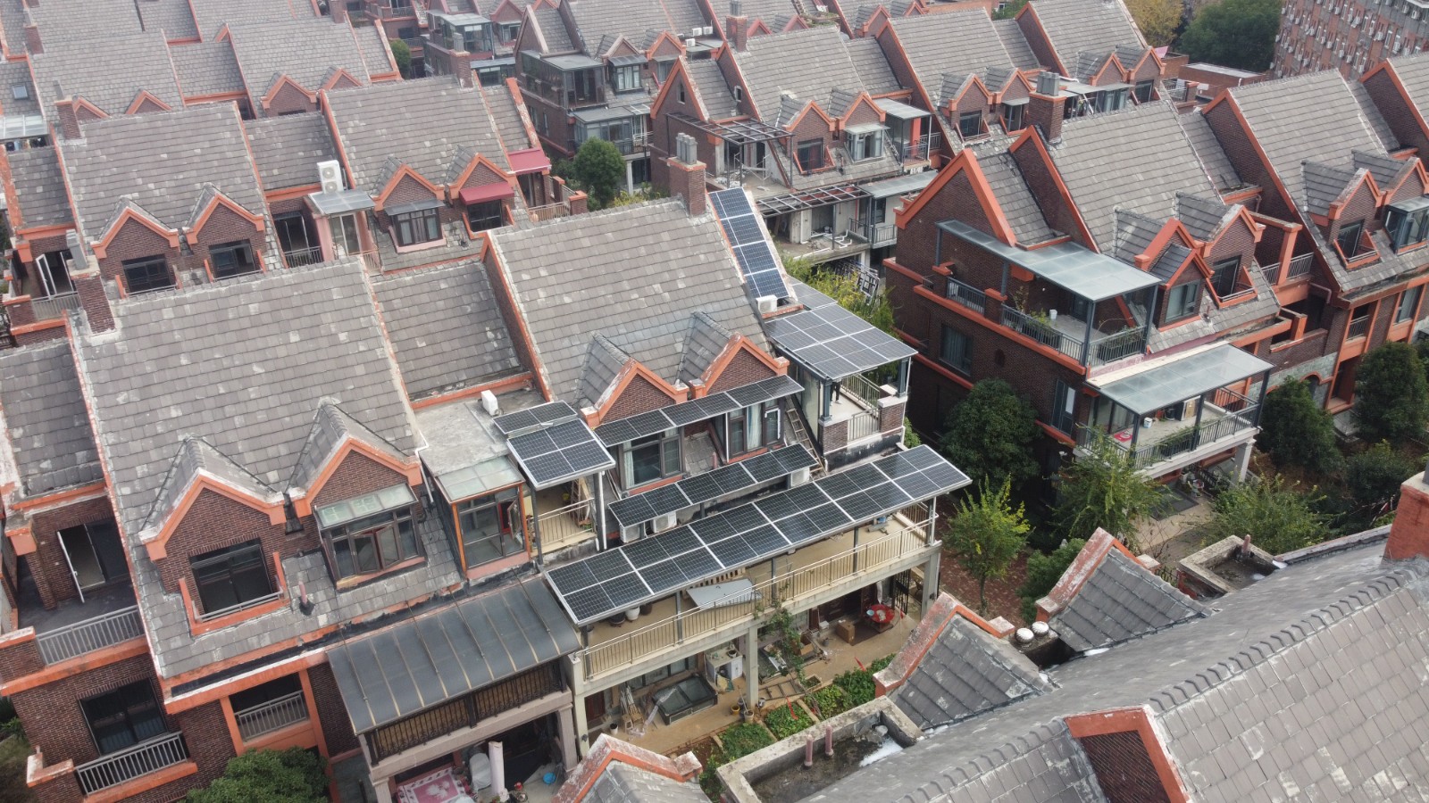 两部分：：研发新型光伏一体化手艺系统等 支持城镇低碳系统