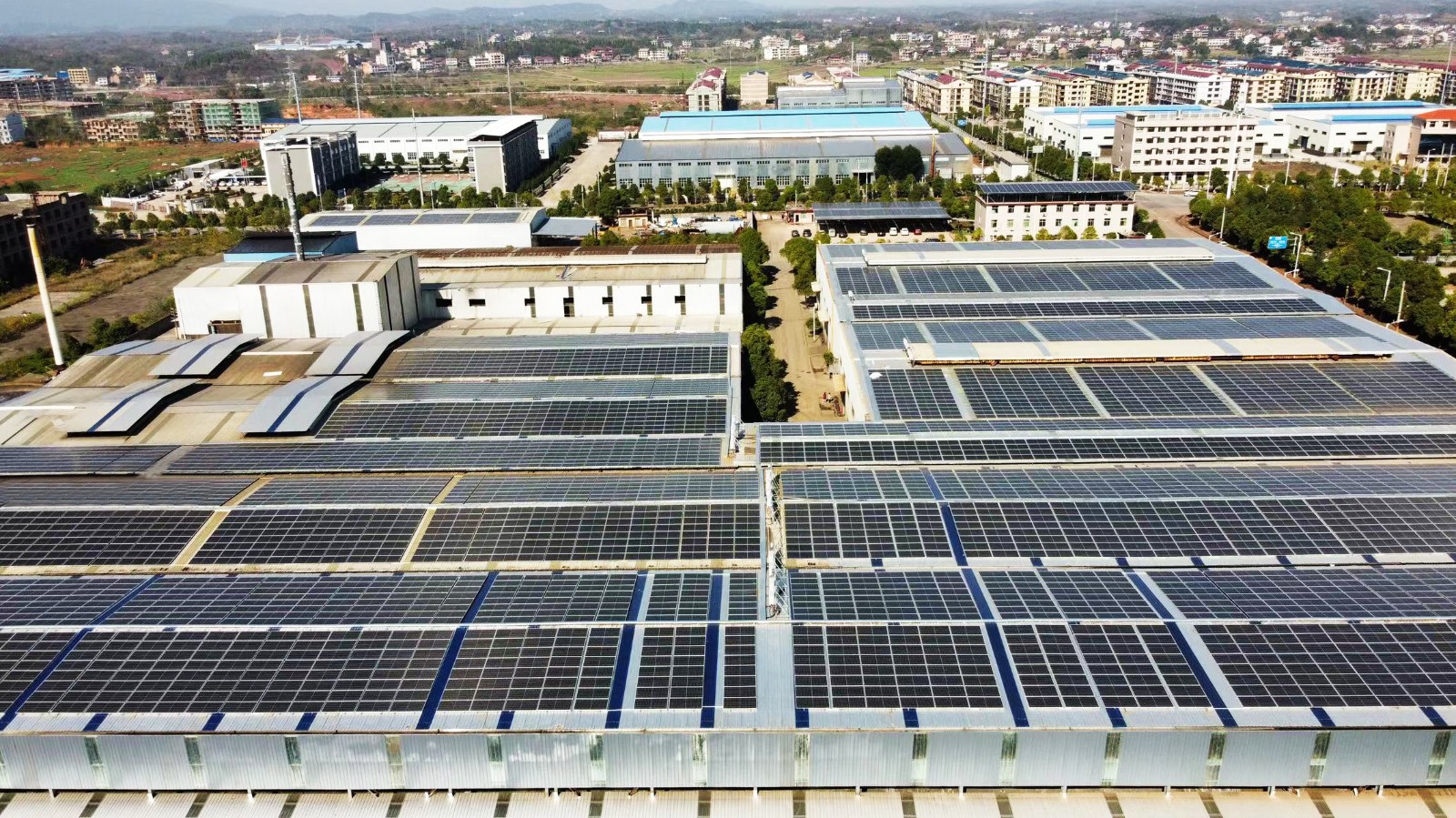 6月以来，，室外温度居高不下！！多地供电主要，，光伏电站或将为工商业企业带来“用电自由！！